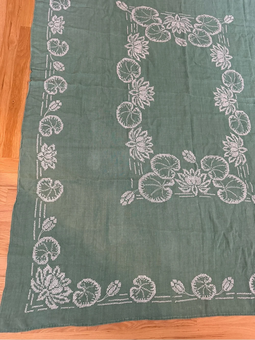 vintage linen tablecloth white lotus embroidery and cutwork details - Picture 8 of 12